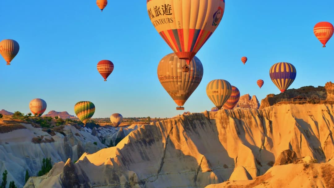 Montgolfières au lever du soleil au-dessus de la Cappadoce, Turquie